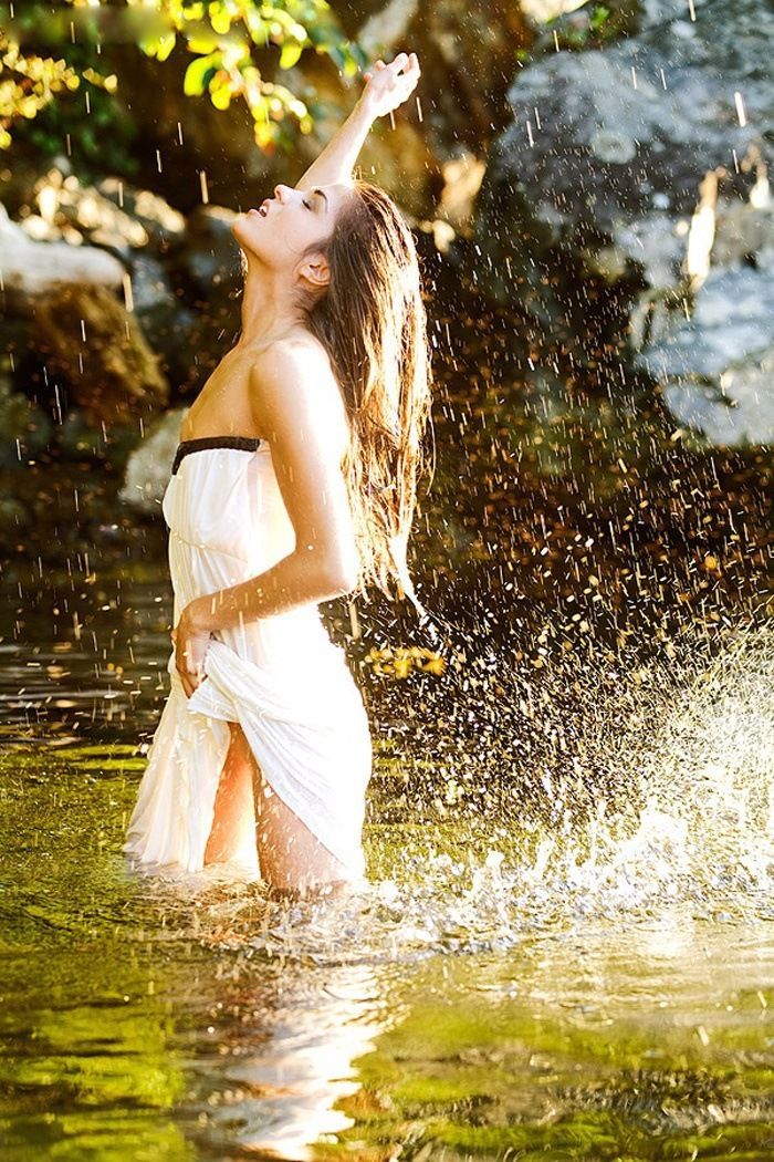 Marie Avgeropoulos in Suva