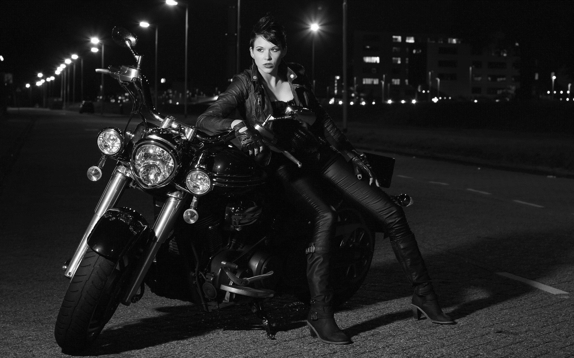 Photo Beautiful girls and motorcycles in Suva